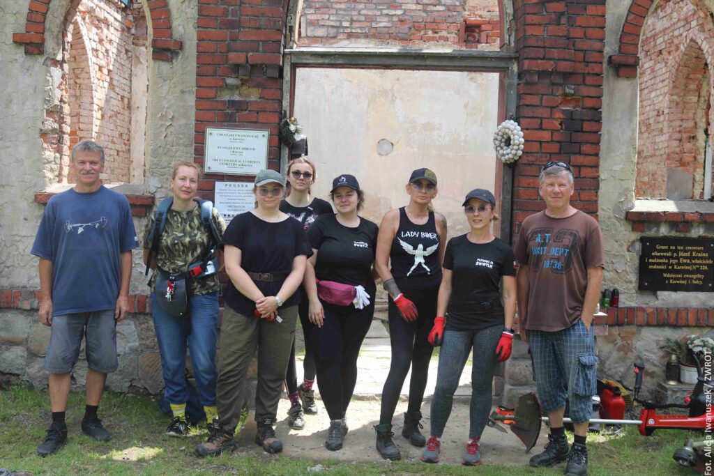 Fundacja Świetlik z Bydgoszczy porządkowała polskie nagrobki na cmentarzu w Karwinie Meksyku