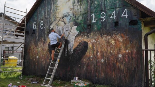 Rodzinne traumy na ścianach Żywocic. Nikol Vavrous Khoma stworzył symboliczny mural [Wywiad]