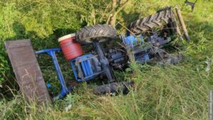 Wypadek traktora w Łomnej Dolnej. 78-letni mężczyzna ranny