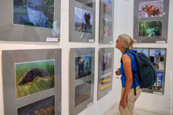 Historia i piękno kraju w obiektywie. Wernisaż fotografii krajoznawczej w Cieszynie