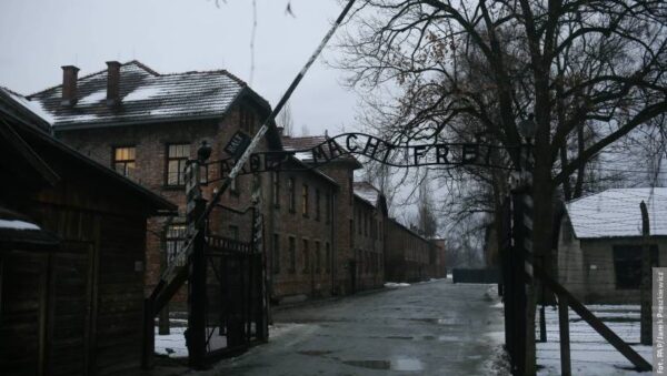 Książka dla najmłodszych o Auschwitz. Delikatne wprowadzenie w trudną historię