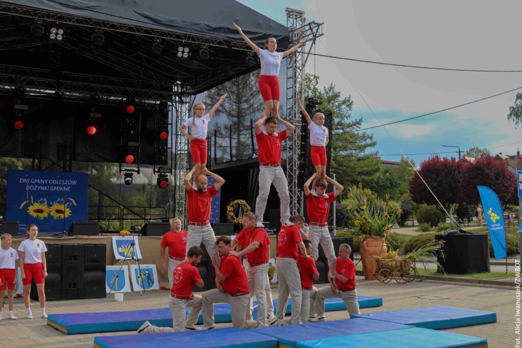 Dwudniowe dożynki w Goleszowie. Gimnaści z Wędryni na scenie