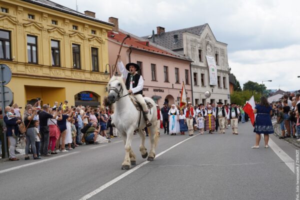 Na rynku w Jabłonkowie już grają! Są też stare traktory [transmisja]