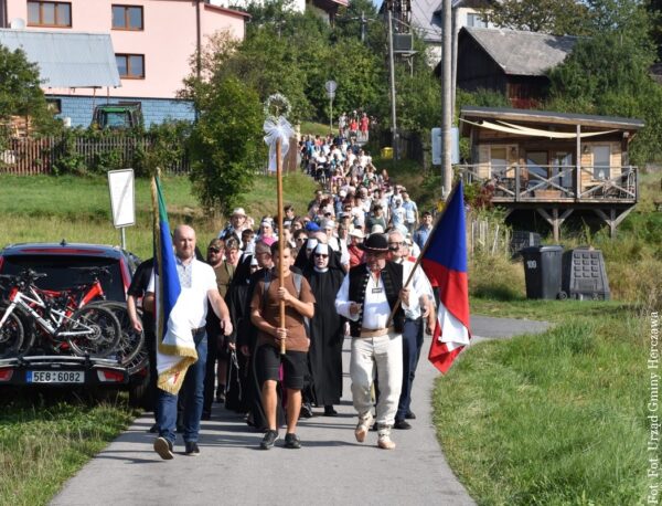 Wiernym żadna pogoda niestraszna. Na Mszę Świętą Trzech Narodów na Trójstyku przyszły tłumy