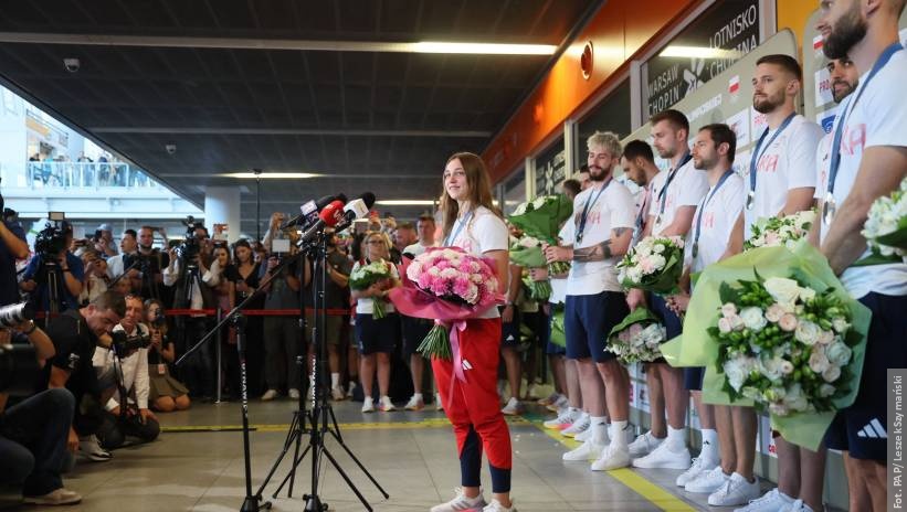 Grupa polskich olimpijczyków wróciła z Paryża. Na siatkarzy i bokserkę Julię Szeremetę czekał tłum kibiców