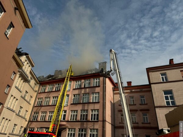 [AKTUALIZACJA] Pożar Akademii Handlowej w Czeskim Cieszynie. Pożar rozprzestrzenił się na dach szkoły podstawowej