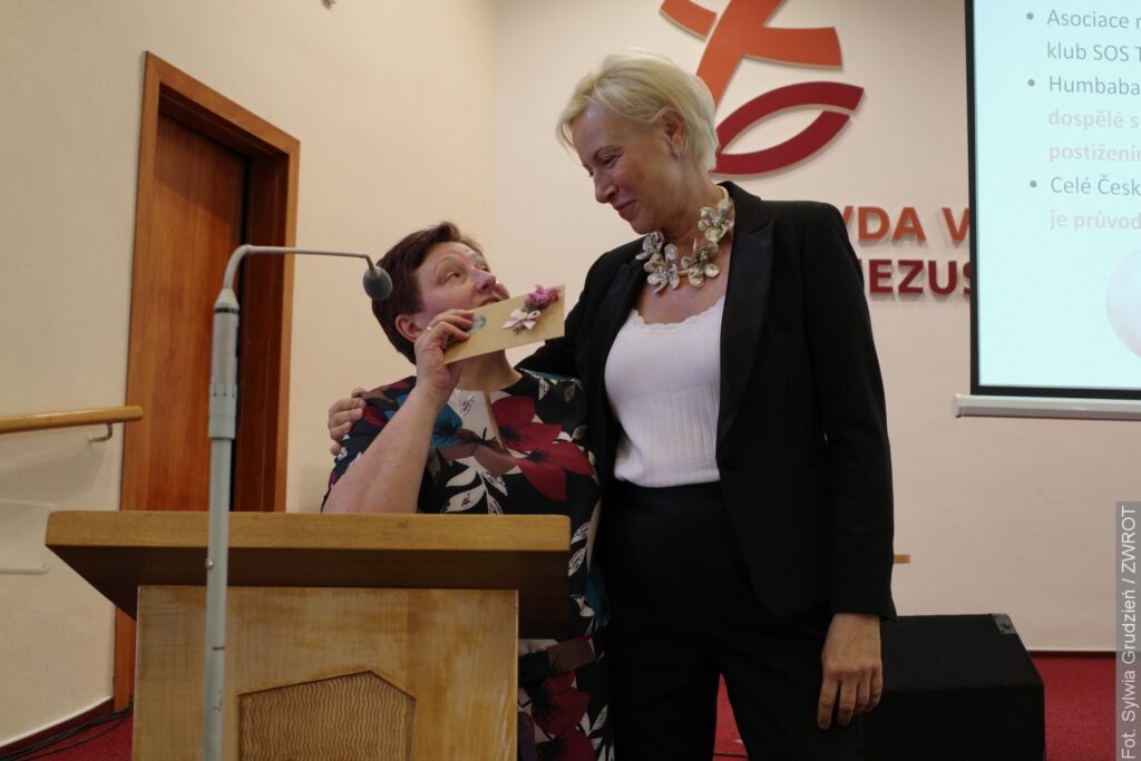 Konferencja Stowarzyszenia „Nigdy nie jesteś sam”. Tematem opieka nad dziećmi z niepełnosprawnościami