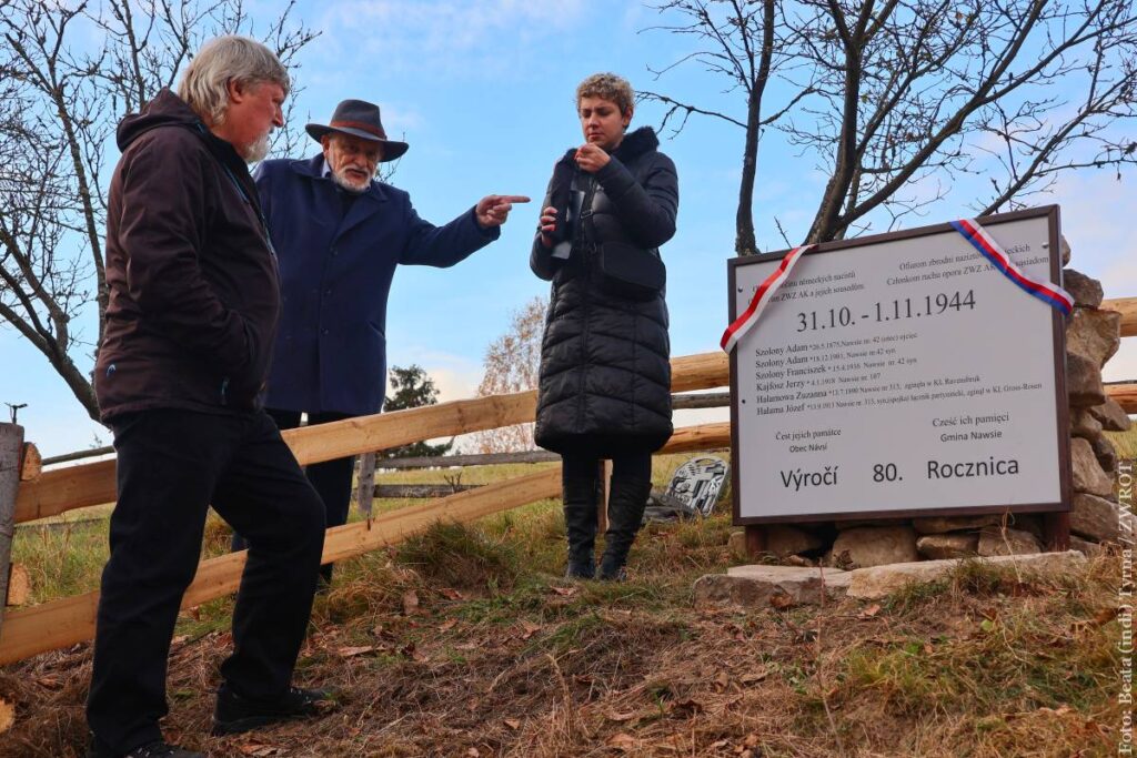 Zginęli 80 lat temu pod Stożkiem i Filipką. Teraz turyści wędrujący żółtym szlakiem turystycznym będą mijali tablicę ich upamiętniającą