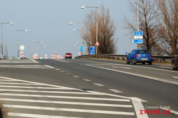 Odblaski mogą uratować życie. Sprawdź, jak zadbać o swoje bezpieczeństwo na drodze!