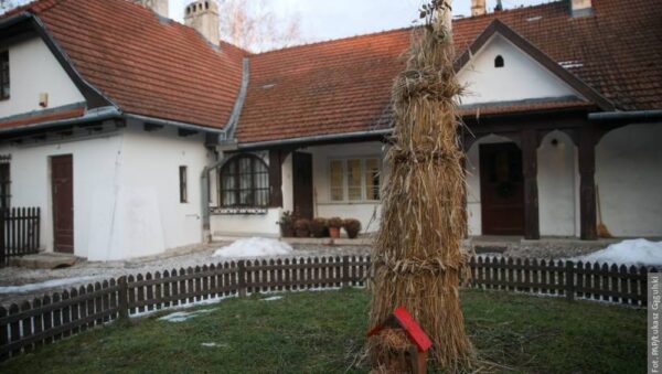 Kraków: ceremonia osadzenia chochoła na pamiątkę historii z „Wesela”