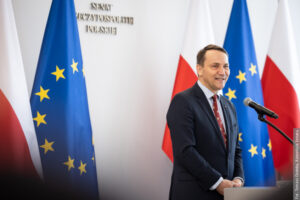 Minister Sikorski przedstawił nową wizję polityki polonijnej. Poznaj kluczowe punkty wystąpienia w Senacie