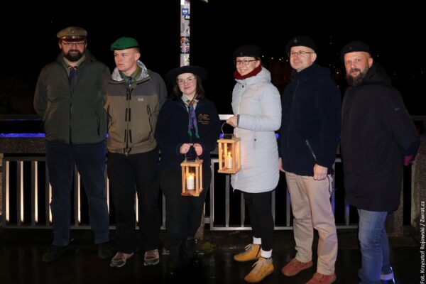 Światełko z Betlejem dotarło do Cieszyna. Przejęli je harcerze z Zaolzia