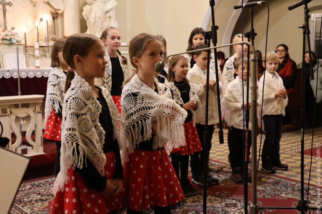 Koncert świąteczny w Nawsiu. W kościele ewangelickim kolędował Chór Żeński „Melodia”, kapela „Gorole” i chór dziecięcy „Melodyjka”