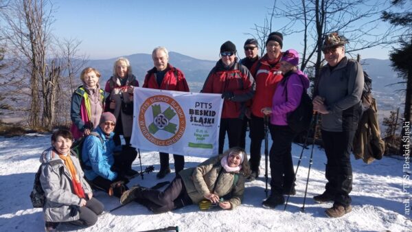 Turyści zrzeszeni w PTTS „Beskid Śląski” po górach wędrują także zimą. Możesz skorzystać z przygotowanej przez nich trasy