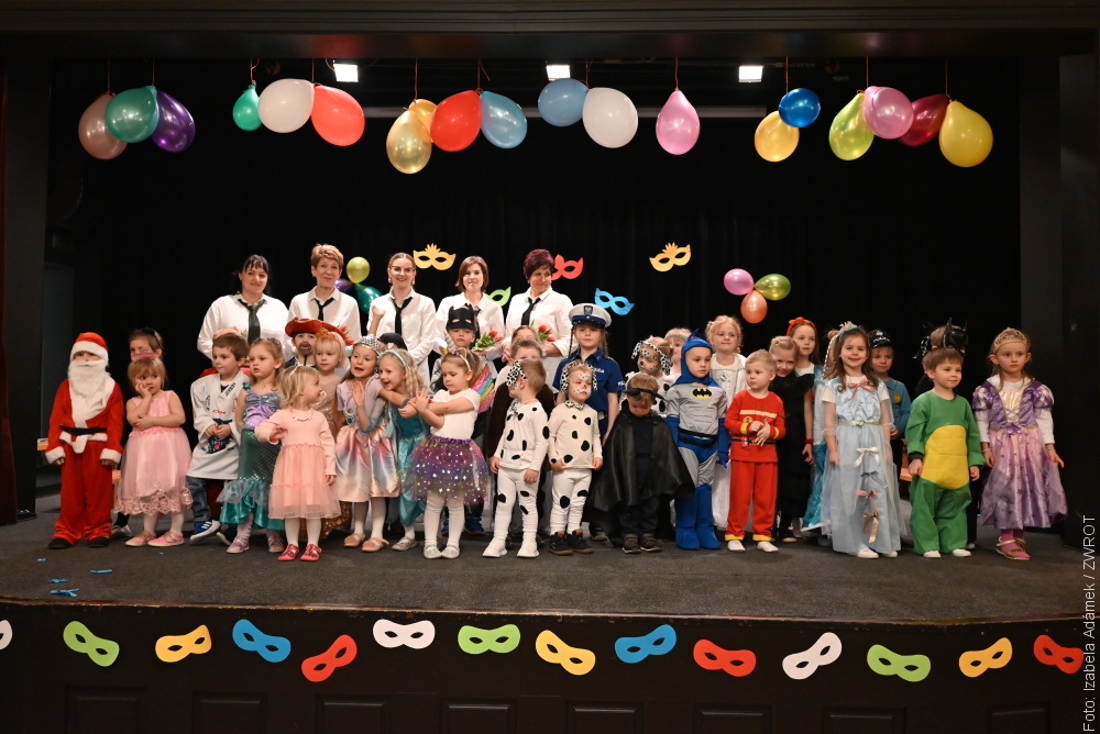 Klauni, tańce i śmiech podczas baliku maskowego przedszkola na ul. Moskiewskiej