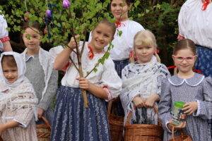 W Oldrzychowicach tradycji stało się zadość. Dziewczynki z zespołu chodziły z „goiczkiem”
