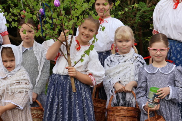 W Oldrzychowicach tradycji stało się zadość. Dziewczynki z zespołu chodziły z „goiczkiem”