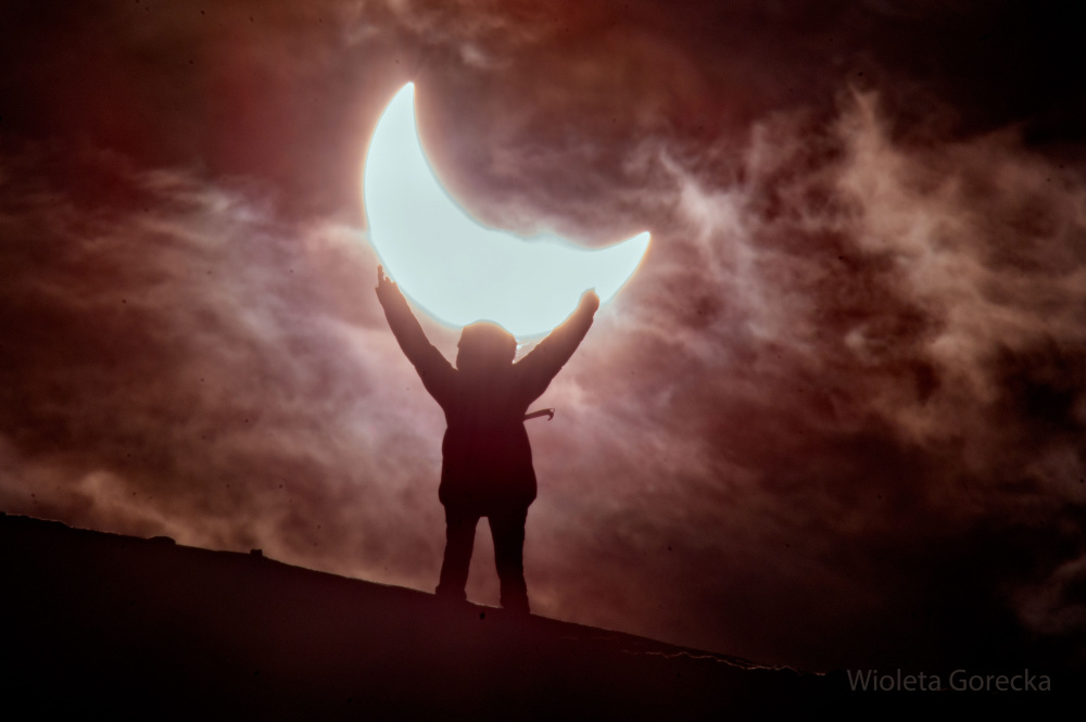 Zdjęcie wykonane przez Polkę Astronomicznym Zdjęciem Dnia. NASA wyróżniła zdjęcie częściowego zaćmienia Słońca