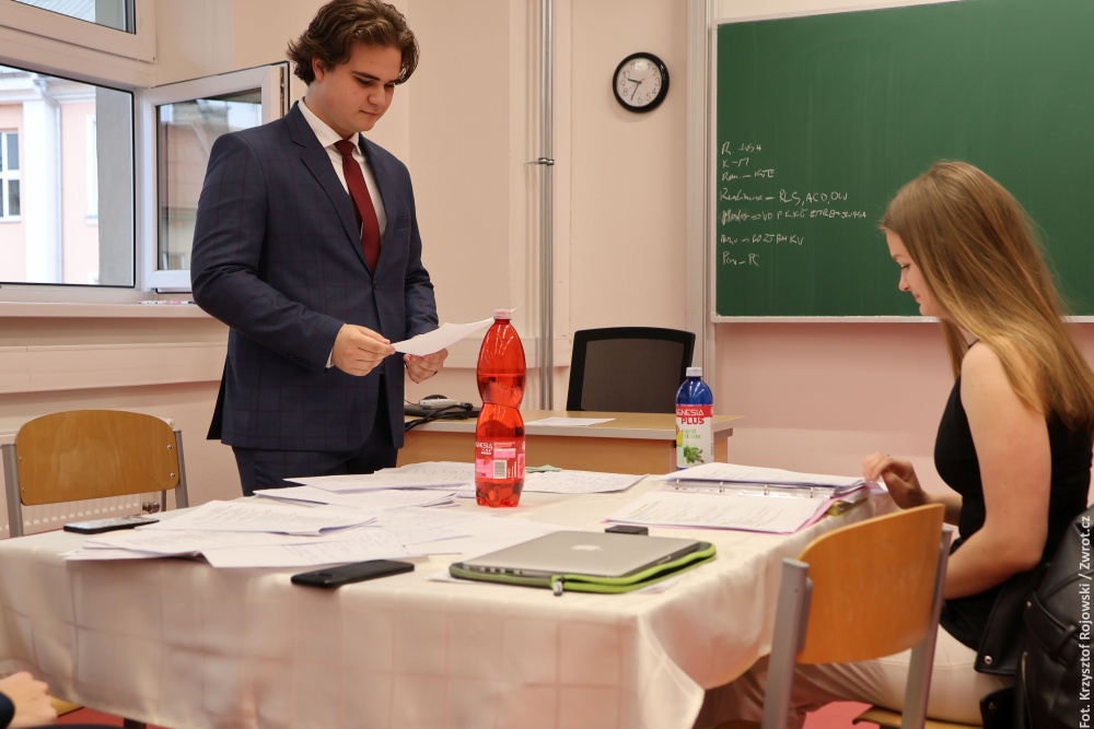 Na studia nie tylko do Czech, ale też Polski. Młodzież z „Gimpla” zdaje ustne matury