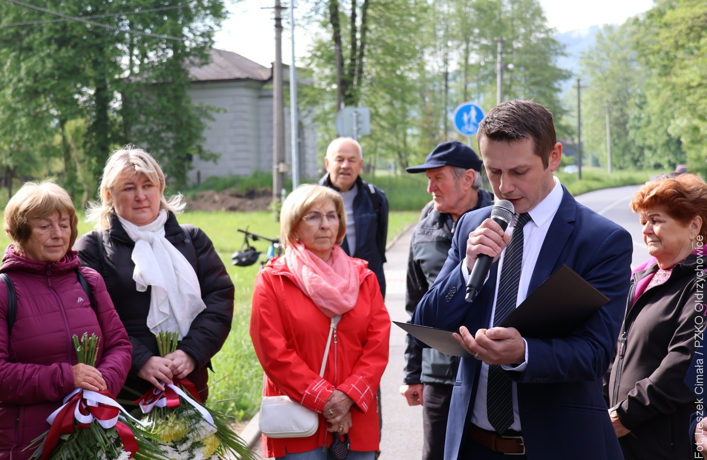 Oldrzychowice pamiętają. Złożono kwiaty pod pomnikiem ofiar drugiej wojny światowej