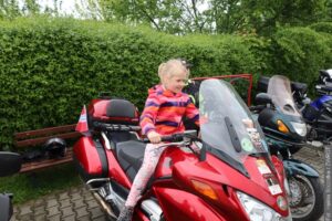 Motocykliści z Polski odwiedzili Zaolzie. Spotkali się z uczniami w Milikowie