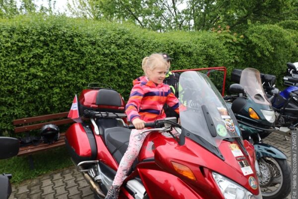 Motocykliści z Polski odwiedzili Zaolzie. Spotkali się z uczniami w Milikowie