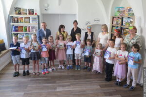 Pasowanie na czytelników w Karwinie. Pierwszoklasiści oficjalnie rozpoczęli swoją biblioteczną przygodę