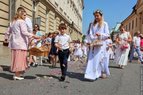 Uroczystość Bożego Ciała. W Polsce dzień wolny, w Czechach normalny dzień pracy