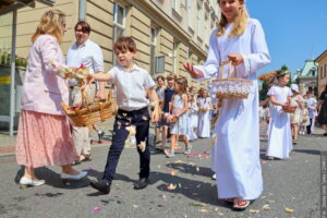 Ulicami polskich miast przeszły procesje Bożego Ciała. Tak wyglądała procesja w Cieszynie [zdjęcia]