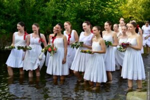 Magia świętojańskiej nocy nad Głuchówką. W Bystrzycy popłynęły wianki