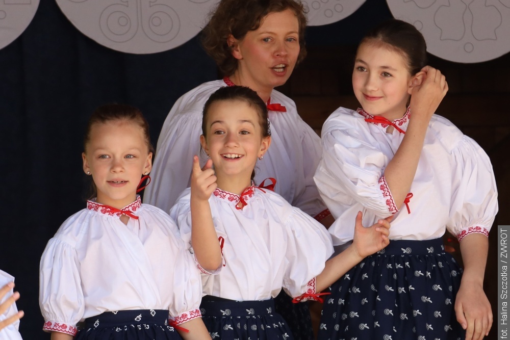 W polskiej szkole w Łomnej Dolnej dzieci uczą się już 150 lat. Jubileusz świętowały na festynie [zdjęcia]
