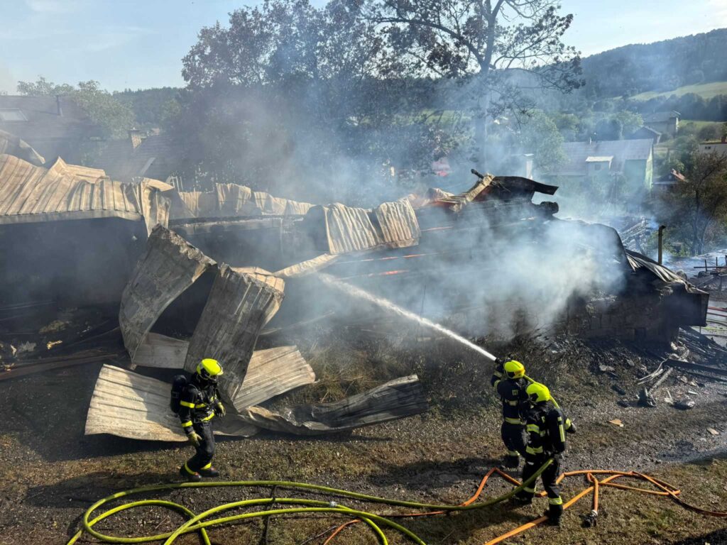 Trwa akcja gaśnicza w Bukowcu! Płonie stodoła i dom rodzinny [aktualizacja]