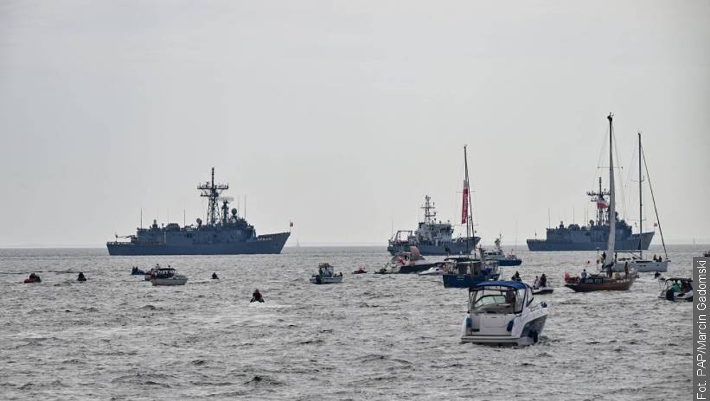 Wojskowa defilada po raz pierwszy na lądzie, morzu i w powietrzu