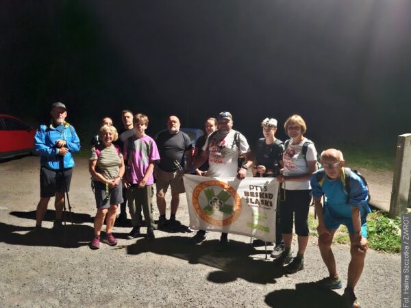 Nocny rajd z Koszarzysk na Ostry. Na trasę wyruszyło jedenastu turystów [zdjęcia]