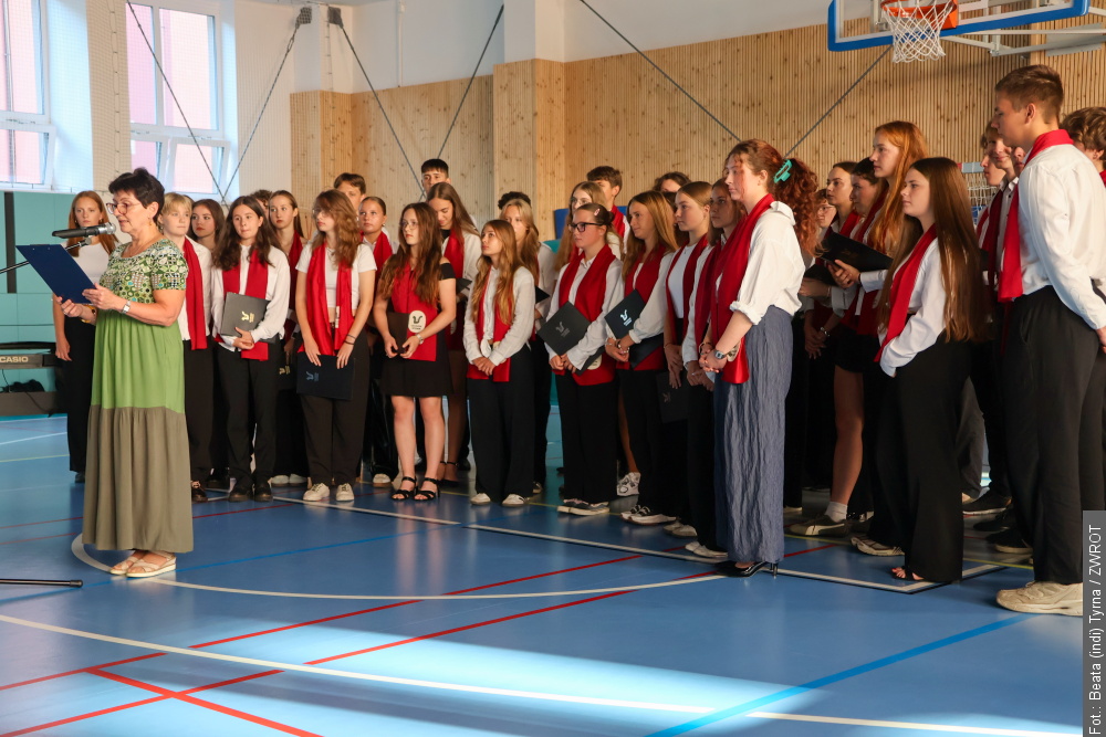 Rozpoczęcie roku szkolnego w polskich szkołach średnich. Uczniowie „Gimpla” spotkali się w sali gimnastycznej, a „Handlówki” w klasach