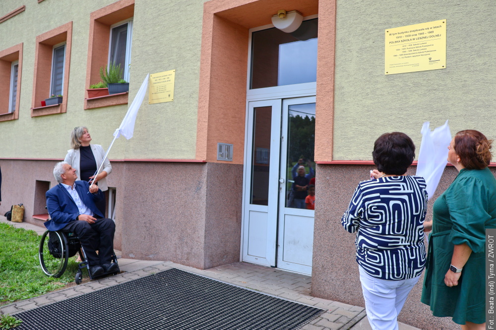 Leszna Dolna przypomniała o swojej szkole. Odsłonięto tablice upamiętniające polską i czeską placówkę