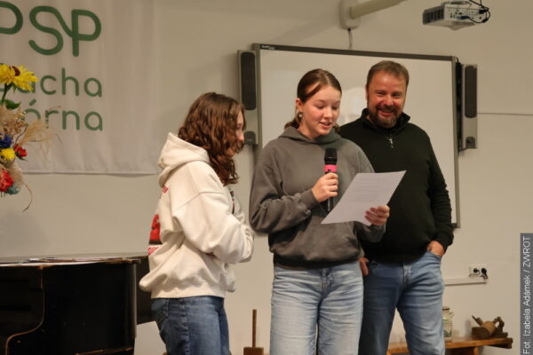 Młodzież w Suchej Górnej poznaje Jana Kochanowskiego przez teatr