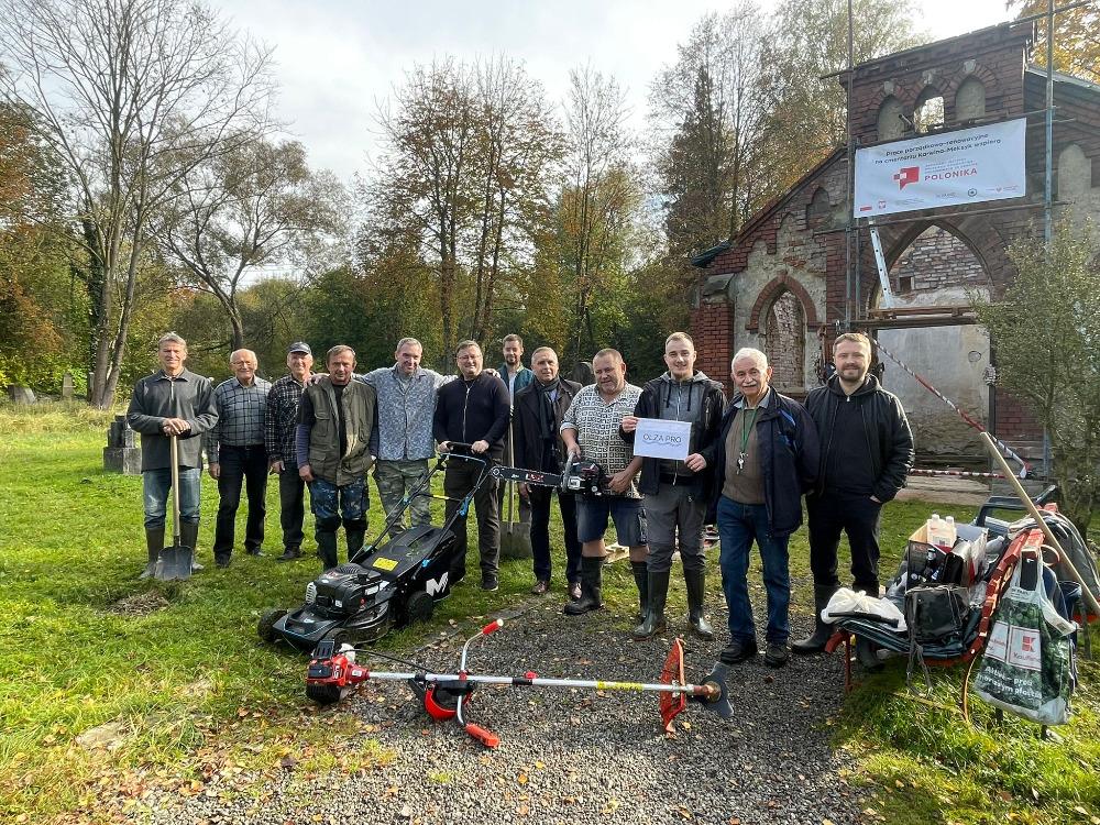Stowarzyszenie Olza Pro prowadzi prace porządkowe koło komina na Henryku w Karwinie