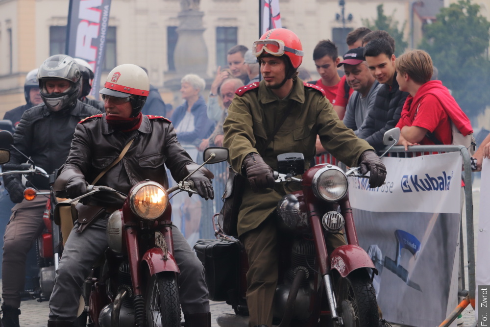 „Klasyka na dwóch kołach” w Cieszynie. XI Rajd Motocykli Zabytkowych im. płk. Gwido Langera przejechał przez gminę Goleszów