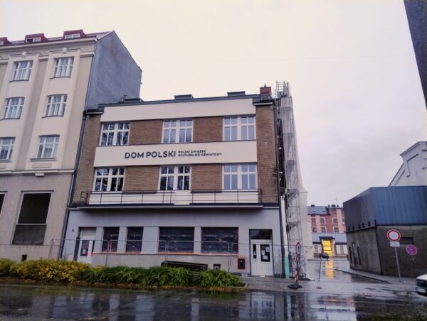 Nowy napis i fasada. Trwa remont Fasalówki – siedziby Polskiego Związku Kulturalno-Oświatowego