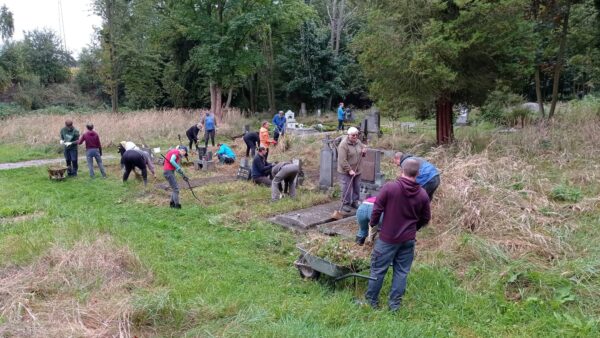 Jesienne soboty na cmentarzu w Karwinie-Meksyku. 1 listopada ekipa OLZA PRO podejmie kolejne prace