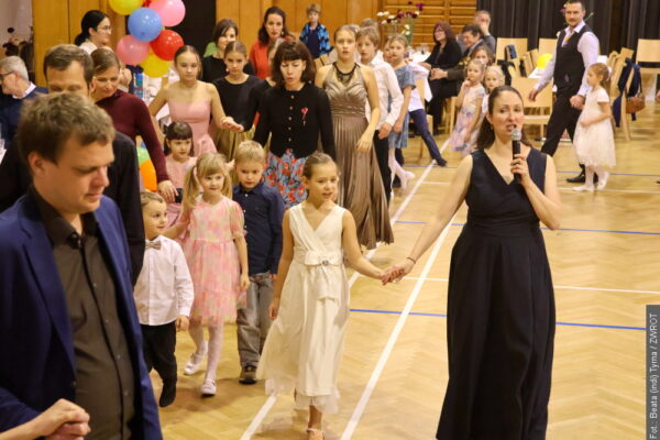 Mali tancerze „Rytmiki” na scenie i we wspólnej zabawie. Zwieńczeniem zgrupowania zespołu był bal andrzejkowy