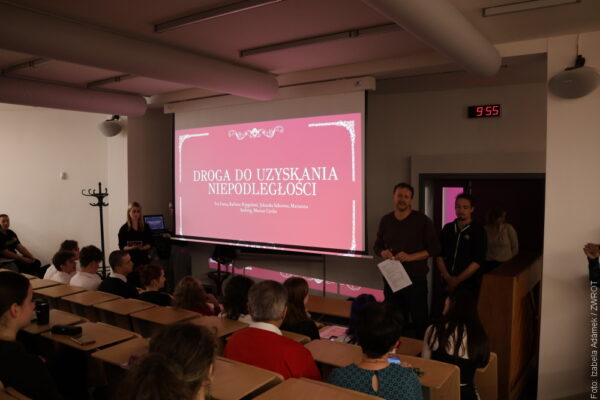 Uczniowie Polskiego Gimnazjum pamiętają. Młodzież uczciła Święto Niepodległości