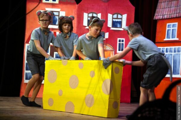 Kopciuszek w XXI wieku na jubileusz. Szkoła w Wędryni świętuje 120 lat swojego gmachu