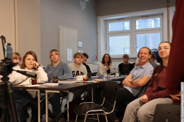 Młodzi uczyli się robić podcasty. Uczniowie z polskiej podstawówki na warsztatach redakcji „Zwrotu”