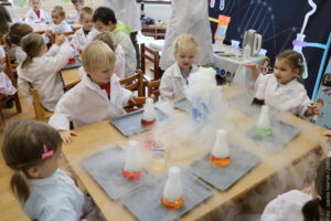 Wyjątkowy poniedziałek w karwińskim przedszkolu. Dzieci zamieniły się w małych chemików