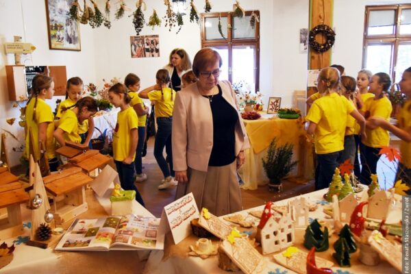 „Cztery pory roku” w Domu PZKO w Jabłonkowie. Wystawa pełna barw, pomysłów i ciepła