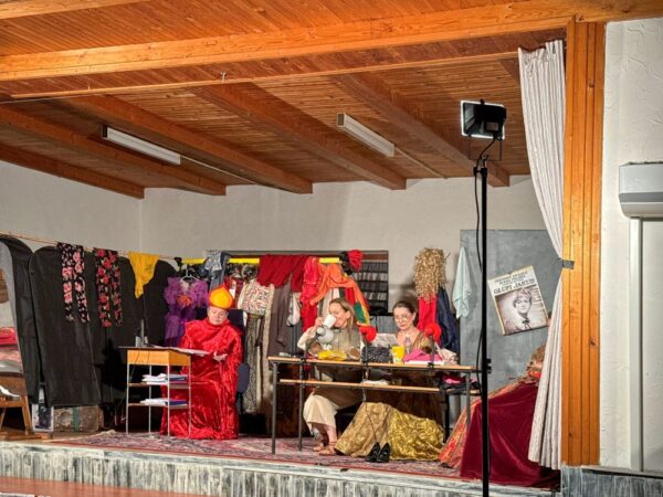 Teatr powrócił do Piosku po 40 latach. Sukces spektaklu „Garderoba damska”