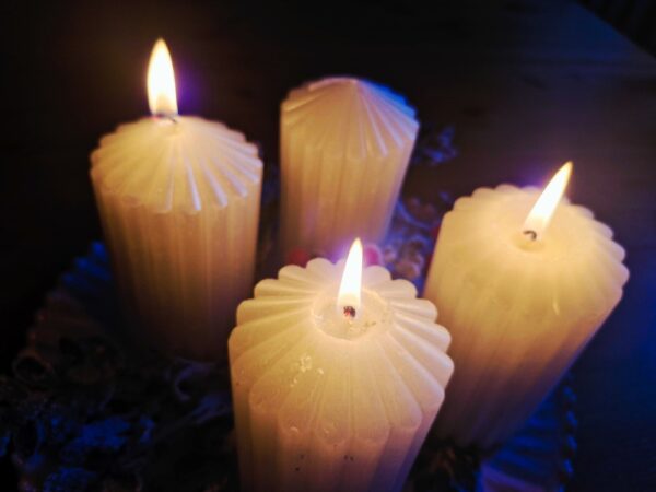 Dlaczego księża noszą różowe szaty? Symbolika niedzieli Gaudete