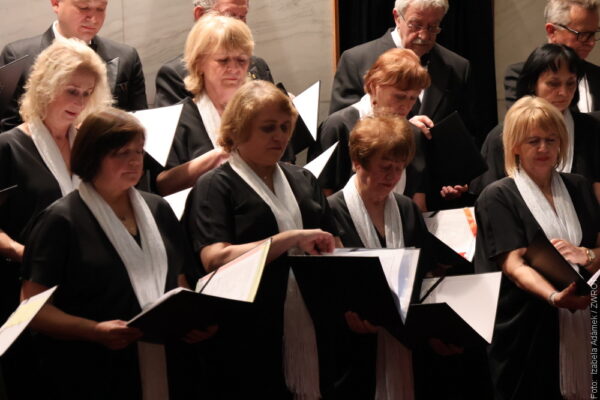 Koncert w Domu Kultury Trisia. Chór „Hutnik” wprowadził w atmosferę zbliżających się świąt
